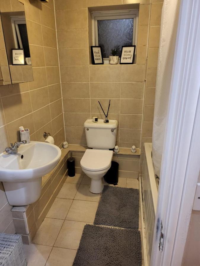 Lovely 2-Bedroom Holiday Home With Free Wifi Лондон Экстерьер фото